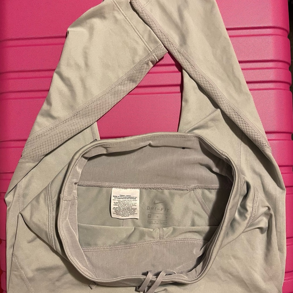 Nike Light Gray crop leggings - Picture 3 of 3
